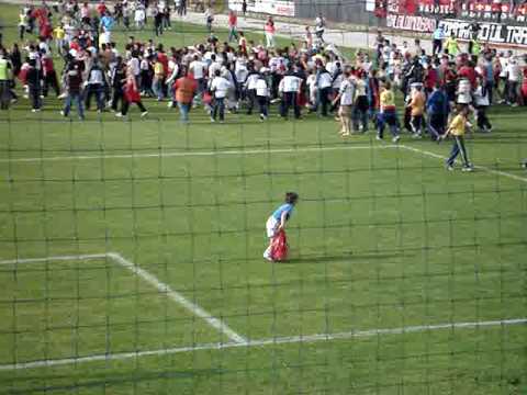 Noicattaro-Francavilla La squadra in trionfo per tutto il campo.