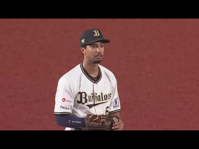 【8回裏】ダイビングキャッチ!! バファローズ・宗佑磨 三遊間の鋭い打球を好捕しアウトに!! 2024年8月12日 千葉ロッテマリーンズ 対 オリックス・バファローズ