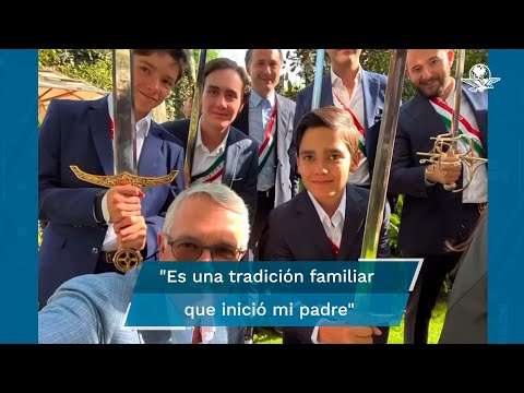 Salinas Pliego explica polémica por tradición familiar con espadas y bandas tricolor