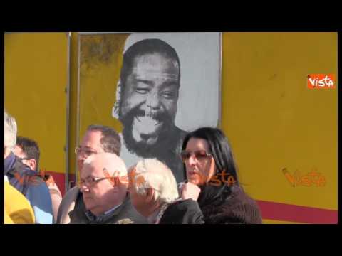 Noi con Salvini e La Destra gridano ''Prima gli italiani'' alle spalle di Barry White che sorride