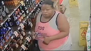 Una mujer roba 18 botellas de alcohol de una tienda escondiéndolas entre su ropa