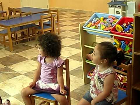 Emilia and Salma: rituel matinal à Petits Pas