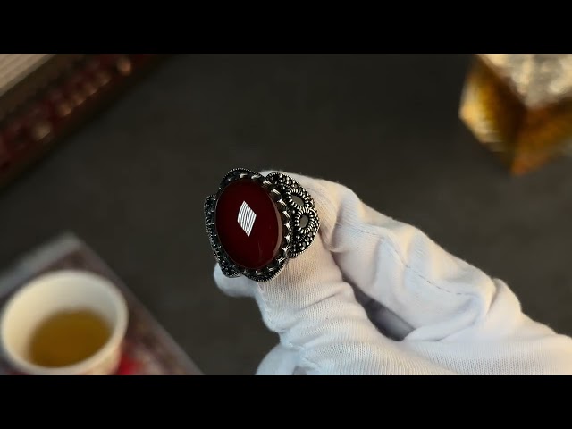 خاتم رجالي فضة مزين بحجر عقيق أحمر محاط بتصميم هندسي