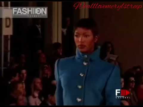 Naomi On The Runway - Oscar De La Renta Fall/Winter 1993