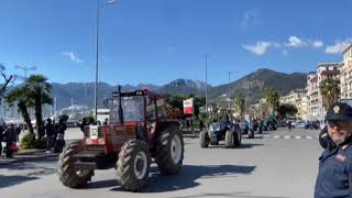 la-marcia-dei-trattori-invade-la-citta-di-salerno