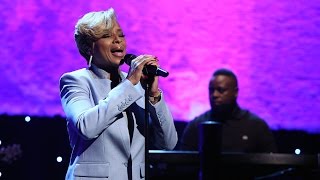 Mary J. Blige Performs 'Right Now'