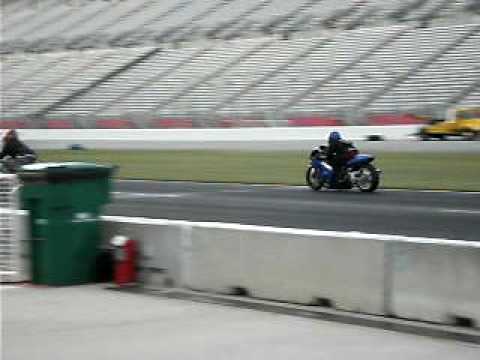 Friday night drags Gsxr 1000(me) vs Cbr1100 blackhawk
