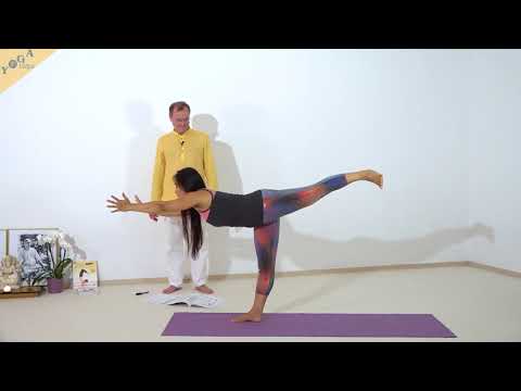 Halbmond im Stehen - Chandrasana - Yoga Asana Lexikon
