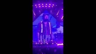 Jovanotti in concerto a Bari ironizza su amianto a Barletta