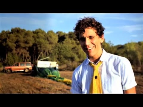 2011. 07. 15 MTV Ibiza   Mika on a hot air balloon + GK