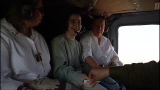 אגם ברגר עם הוריה במסוק (עדכוני משרד ראש הממשלה) - התמונה מוצגת ישירות מתוך אתר האינטרנט יוטיוב. זכויות היוצרים בתמונה שייכות ליוצרה. קישור קרדיט למקור התוכן נמצא בתוך דף הסרטון