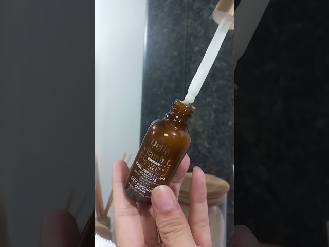 Vídeo relacionado con Delia Cosmetics - Roll On Eye Roll On con vitamina C - Un aspecto radiante, hidratado y joven, todos los tipos de piel - Ácido hialurónico y vitamina C - Antienvejecimiento - 15 ml