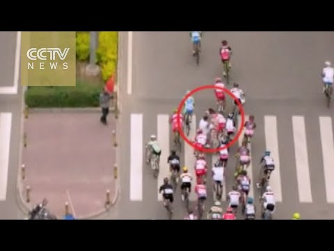 Jaywalker causes bicycle pileup chaos at Qinghai race