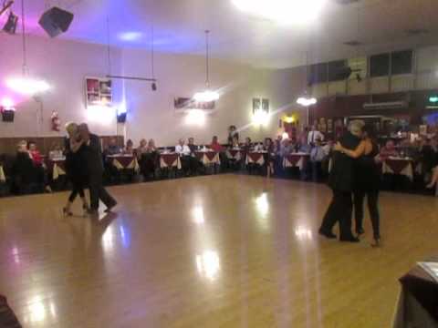 HOMENAJE MILONGUERO A D'ARIENZO - parejas bailando un vals