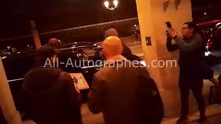 Once again stupid bodyguard at Meurice hotel in Paris, Pierce Brosnan not signing video