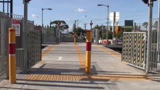 preview picture of video 'Woonona - Pedestrian level crossings do work!'