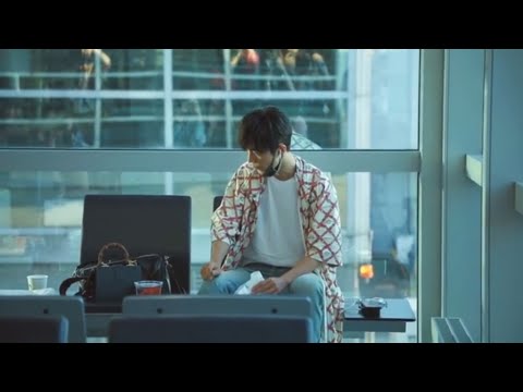 Xiao Zhan 肖战 airport fancam [2019.09.22] Xiao Zhan eating bread
