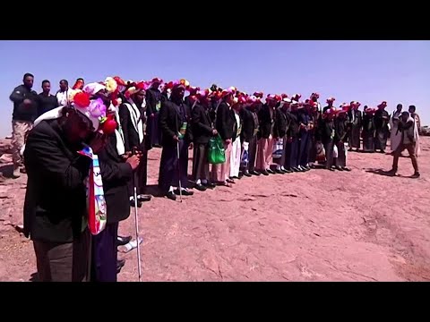 40人の視覚障害者の新郎が結婚を祝う (Forty visually impaired grooms celebrate their wedding)