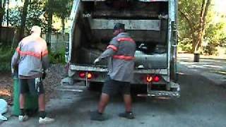 preview picture of video 'Heil Durapack 5000 Mack MR Rear Loader in Action in Plant City, FL, 10-21-10'