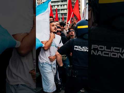 Una PROTESTA ANTIRRACISTA de cientos de personas BOICOTEA un acto de VOX en SANTIAGO #shorts