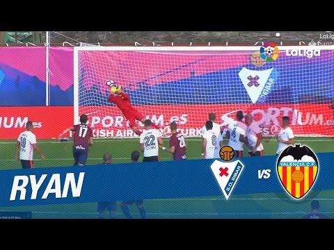 Lanzamiento de falta de Pedro León despejado por Ryan