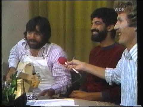 Lowell George explains and demonstrates basics of slide guitar playing (1977)