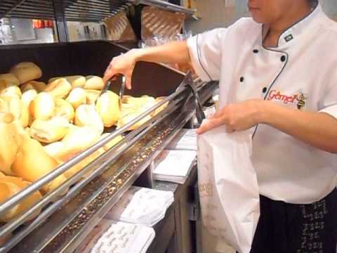 Maneira correta de servir pães para clientes no balcão de uma padaria