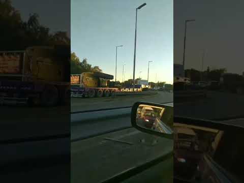 Kilómetro 26 de autopista Buenos Aires de la plata,berazategui,mala maniobra de camionero