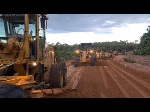 Cinco Motoniveladoras trabalhando juntas