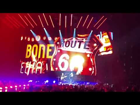 Hillbilly Bone: Blake Shelton