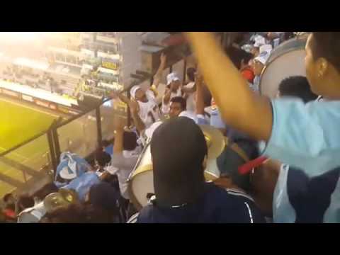 "La hinchada en la bombonera" Barra: La Vieja Escuela &bull; Club: Bolívar