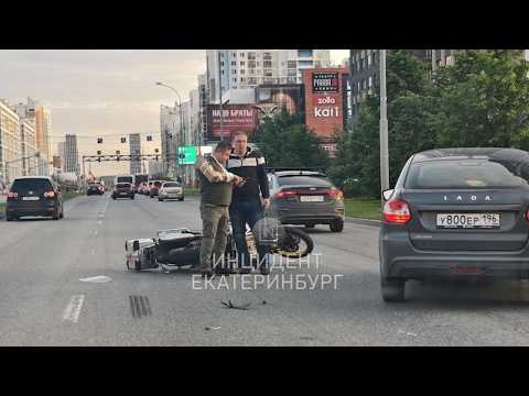Мотобайкер въехал в группу велобайкеров. Real Video