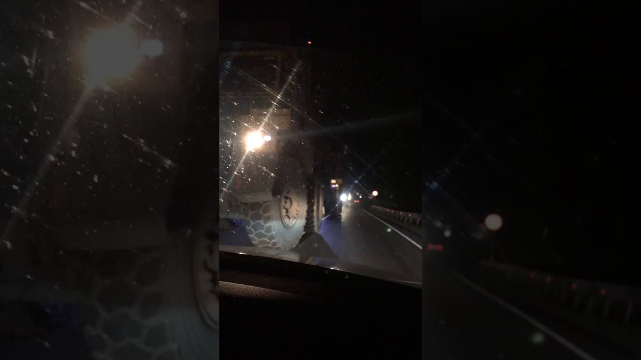 Колонна БелАЗов на ночной дороге