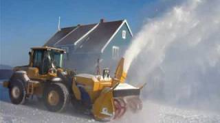 preview picture of video 'Clearing snow in Ny-Ålesund'