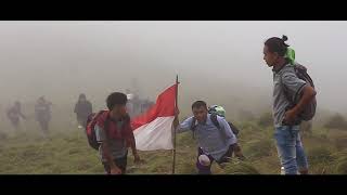 preview picture of video 'Taglinenya Negeri Di Awan, Hiking ramee banget,  anginnya bener bener bikin kita jadi'