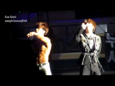 121208 Jonghyun & Taemin Internet War @ SHINee World Concert II in Singapore
