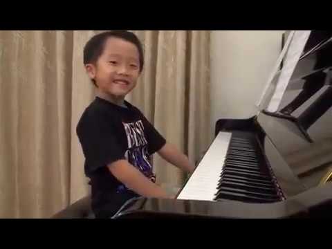 Chinees wonderkind op piano - 5 jaar