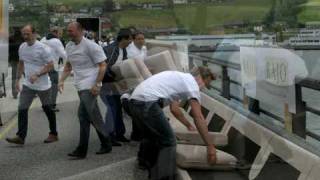 preview picture of video 'The World's longest Sofa - Guinness World Record 2009'