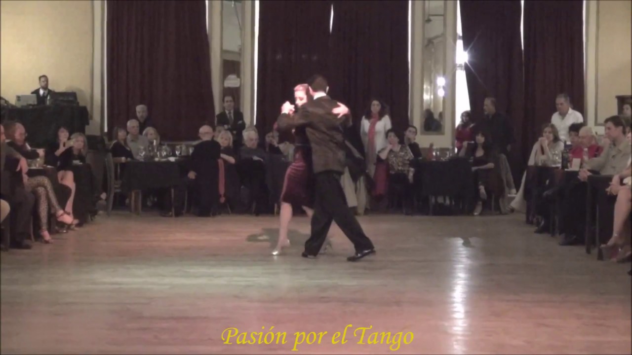 CAROLINA COUTO y EMANUEL LEDESMA Bailando el Tango QUE DIOS TE AYUDE en YIRA YIRA MILONGA