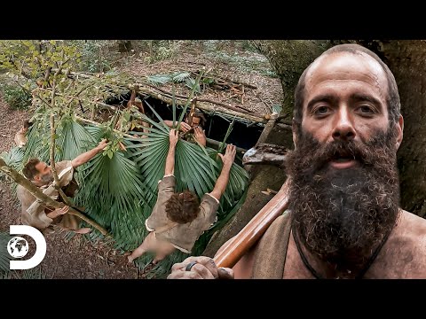 Construção de um acampamento enorme no pântano | Largados e Pelados: A Tribo | Discovery Brasil