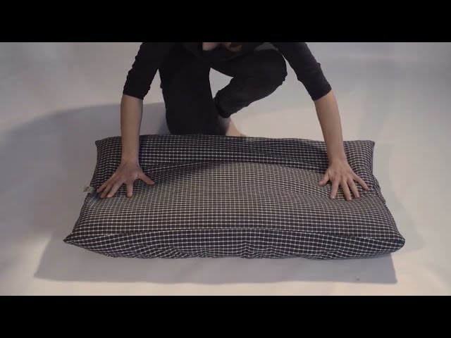 Vídeo relacionado con DUJUIKE Funda para sofá 100% Impermeable para Perros, Funda para Cama de Perro, Protector de Muebles de café para niños, Perro, Gato (Gris, 132-208cm(1 Pack))