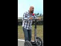Dennis gaat op z’n bek en sloopt de Segway ?