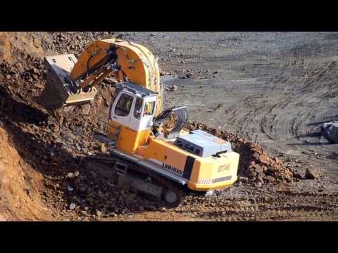 Liebherr 974 loading a truck (HD)