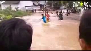 preview picture of video 'Vixion Hanyut Terbawa Arus Banjir Villa Mutiara Cibitung Bekasi'