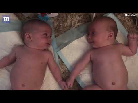זוג תינוקות תאומים מזהים זה את זה בפעם הראשונה