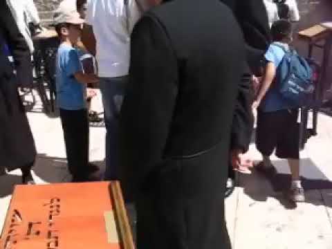 האדמו"ר מגור ומשמשו מאיר גלוזמן ז"ל בכותל המערבי