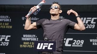 Тони Фергюсон недоволен гонораром за UFC 209, а Даниэль Кормье постером к UFC 210