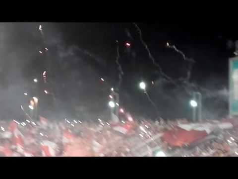 "Independiente racing entrada hinchada de el rojo" Barra: La Barra del Rojo • Club: Independiente • País: Argentina