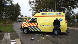 preview picture of video 'Ambulance slipt en belandt op de kant in Wanneperveen'