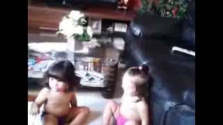 Helena e Lorena dançando Ugala Bugala da banda Hevisaurus!